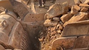 Строительство, дробление щебёнки