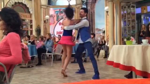 Un bacio piccolissimo - BALLETTO CON UNA SOLA SCARPA! video rubato - смотреть онлайн