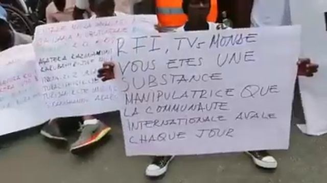 Manifestations contre la RFI au Burundi смотреть онлайн