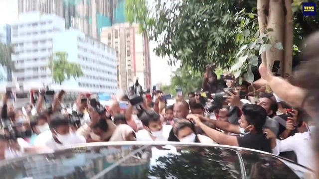 Sidharth Shukla Sister Consoling Grieving Mother Rita Shukla Mother Rita Shukla At Her Son Funeral смотреть онлайн
