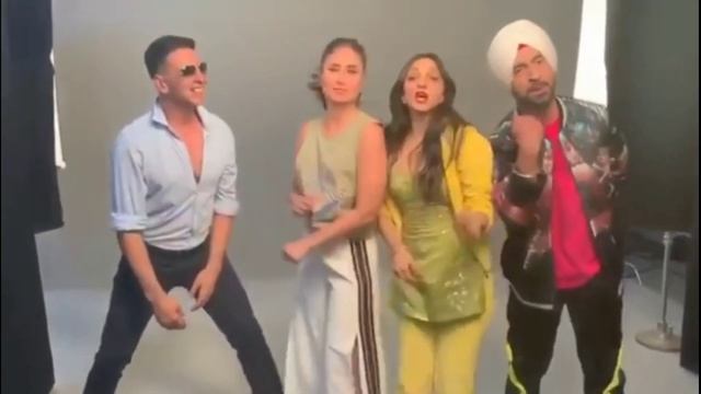 akshay kumar,kareena kapoor,kaira advani & diljit dosanjh dancing on bala o bala song смотреть онлайн