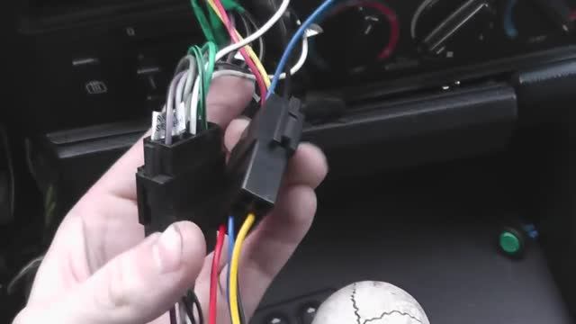 Как подключить автомагнитолу в машине. Подключение проводов ISO и динамиков магнитолы. смотреть онлайн