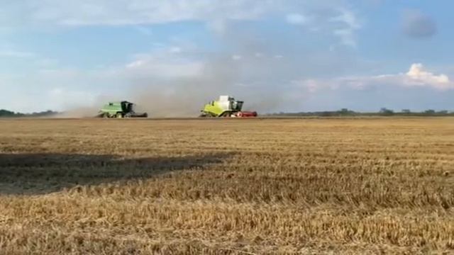 John Deere 2256 & Claas Tucano 440 смотреть онлайн