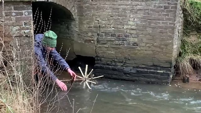 Zelf gemaakte houten molen werkt! смотреть онлайн