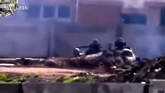 Сирия. Танкист выбирается из подбитого танка... смотреть онлайн