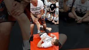 Алексей Олейник. правильная техника удушения от «удава»