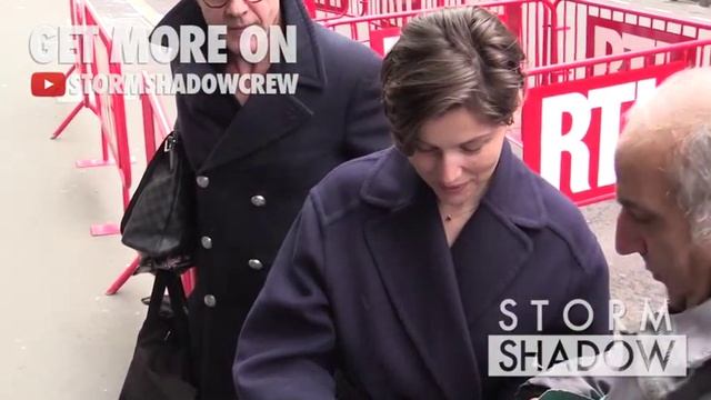 EXCLUSIVE: Short hair Laetitia Casta arrives at RTL radio in Paris смотреть онлайн