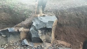 Строительство, шахтёр в одиноку разбивает камни