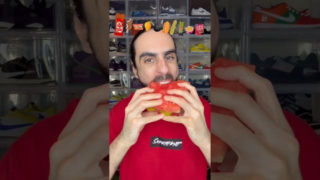 Food ASMR Eating a Giant KitKat Bar 🍫 #asmr #food #mukbang #satisfying #kitkat #chocolate смотреть онлайн