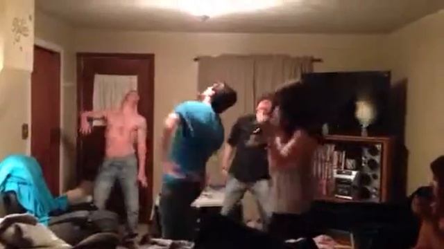 3 guys 1 girl Harlem shake смотреть онлайн