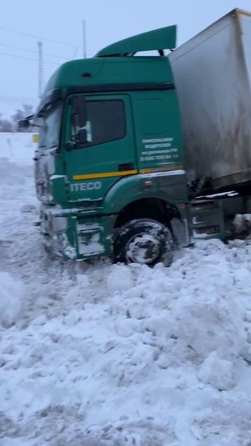Вытаскиваем камаз из кювета смотреть онлайн