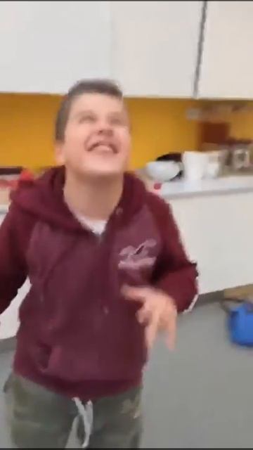 Школьник-динозавр. смотреть онлайн