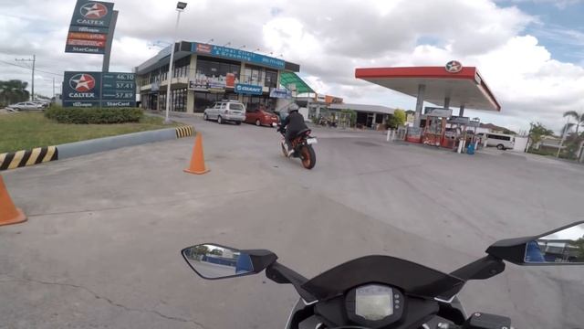 KTM RC 200 CHANGE OIL! FIRST SERVICE MAINTENANCE смотреть онлайн