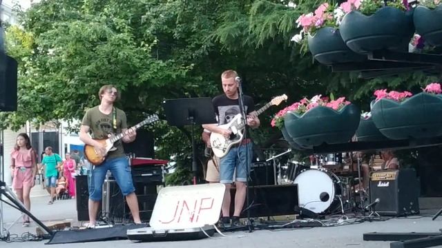 Уличные музыканты Севастополя, с хорошим репертуаром смотреть онлайн