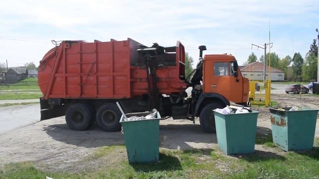 Мусоровоз МКМ-4605 на шасси КамАЗ-53215R (В 518 ОС 122). / KAMAZ garbage truck. смотреть онлайн
