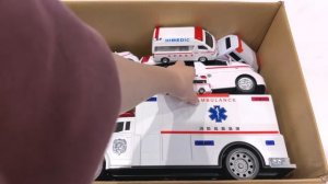 Детская машинка скорой помощи едет в экстренном порядке со звуком сирены!