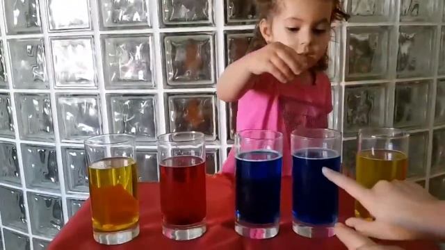 учим цвета цветными таблетками / Learning colors with color bath dropz смотреть онлайн