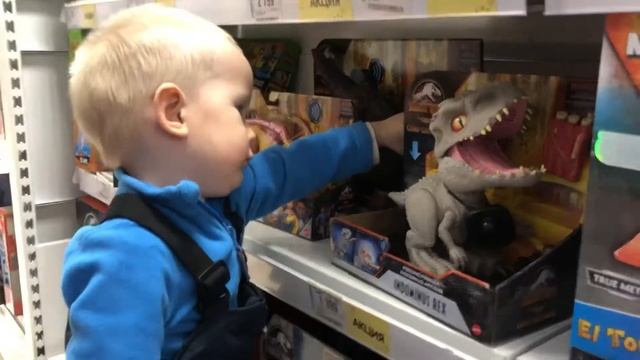 Малыш играет с динозаврами смотреть онлайн