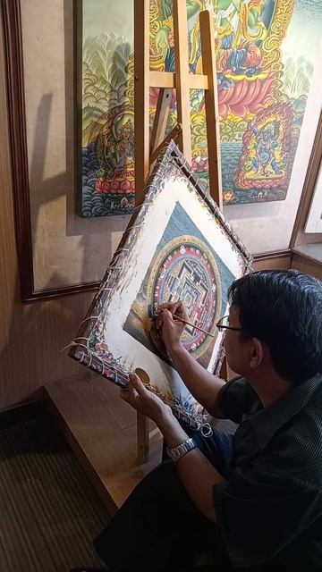 Писание мантры золотой краской профессионалом 🙏 #непал #путешествия #мантры смотреть онлайн