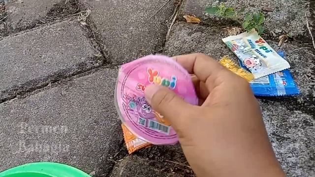 Banyak permen yupi buah buahan es krim marshmallow hello Kitty permen lolipop coklat Choki Upin ipi смотреть онлайн