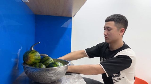 Jic Jic drives the farm truck to the garden and harvests watermelons смотреть онлайн