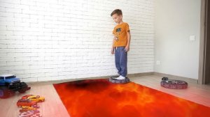 Марк изучает мир игрушечных машинок