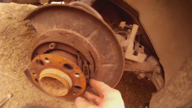 Как подтянуть ручник. Ремонт ручного тормоза на автомобиле BMW E34 Подтягиваем тросс ручника смотреть онлайн