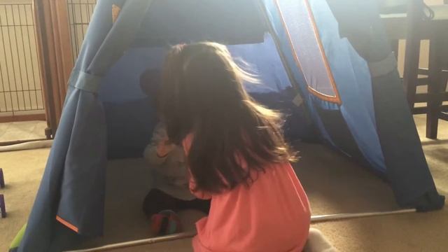 Olivia and Luke playing in the tent 2/2016 смотреть онлайн