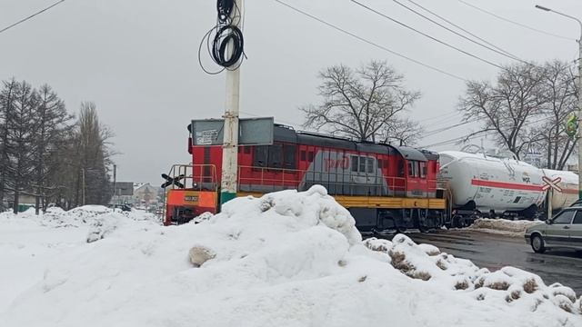 ЧМЭ3-2822 с составом проезжает ул.Липецкое шоссе по подъездным путям к станции Мичуринск-Воронежски
