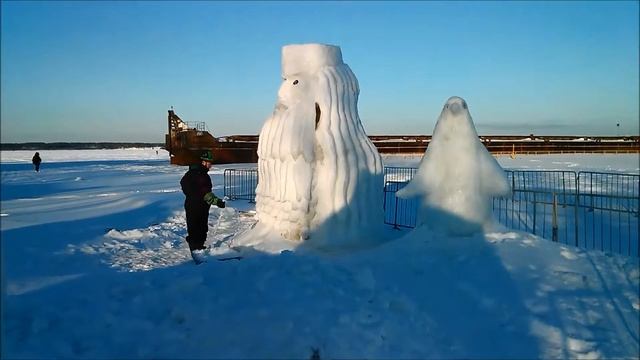 Моржи Чувашии.Миша лепит снежные фигуры у проруби смотреть онлайн