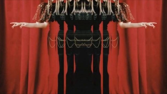 AURORA - You Keep Me Crawling смотреть онлайн