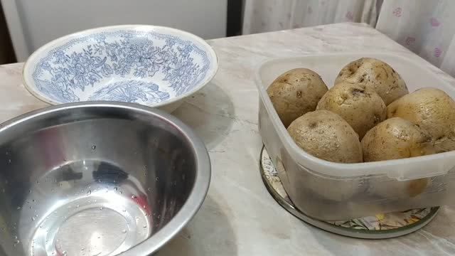 Как почистить горячую картошку в мундире смотреть онлайн