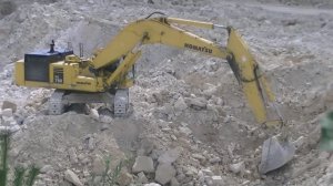 Экскаватор Komatsu PC750-7 грузит самосвал Volvo A40E