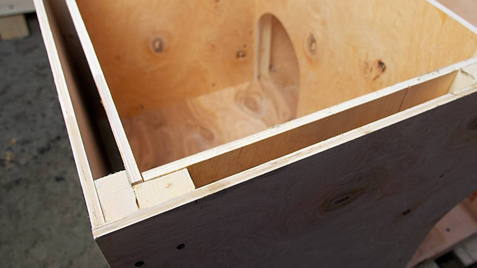 Как сделать зимнюю будку для собаки без утеплителя. Простейшая термобудка для дворовой собаки. смотреть онлайн