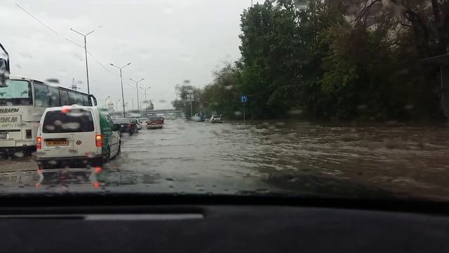 Потоп в Алматы. Ул. Ташкентская уг. ул. Момышулы. 30. 04. 2016 смотреть онлайн