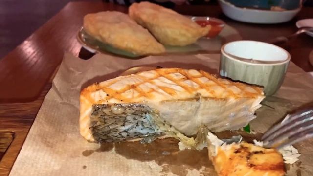 Зашли вечерком в ресторан перекусить всем приятного аппетита кто кушает смотреть онлайн