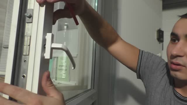 Установка двухсторонней ручки на пластиковой двери без снятия привода | Ремонт окон в Уфе смотреть онлайн