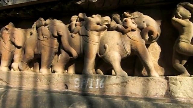 Thousand year old erotic sculptures at Khajuraho, India смотреть онлайн