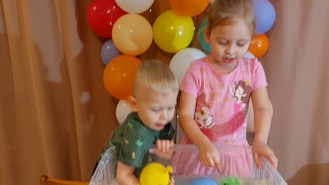 🎈ЛОПАЕМ ШАРИКИ В ВОДЕ 🌊💣БОМБА В ШАРИКЕ 🎈 смотреть онлайн