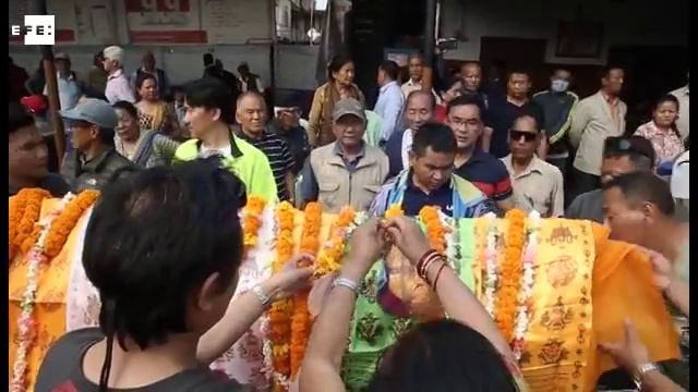 Funeral del alpinista de 86 años fallecido mientras buscaba conquistar la cima del Everest смотреть онлайн