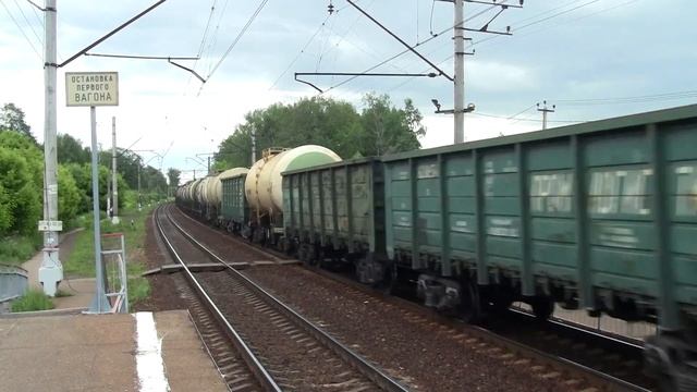 ВЛ10К-1762 с грузовым поездом проезжает платформу Совхоз Московской железной дороги. смотреть онлайн