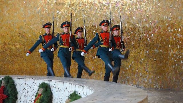 Смена Почётного Караула в Пантеоне Славы Мамаев Курган, Волгоград, 26 апреля 2023 года, 15:00 часов смотреть онлайн