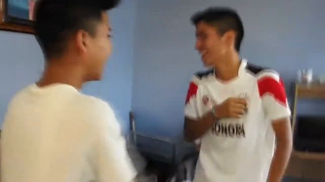 Cachetadas y ¿dolor? / 2 Pobres Tipos Ft. Alejandro (WB) смотреть онлайн