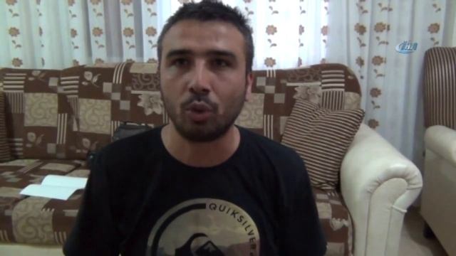 Bulduğu İnsan Yüzlü Örümceğe Gözü Gibi Bakıyor смотреть онлайн