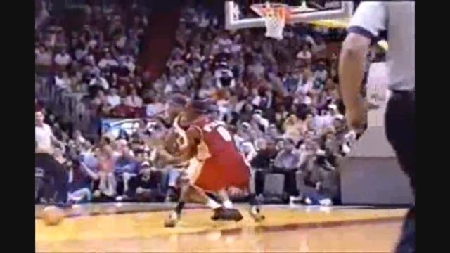 Lebron James Dunks over Damon Jones смотреть онлайн
