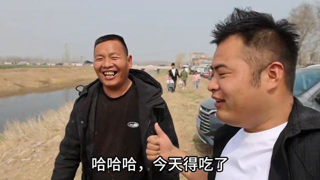 二两带着姨父赶庙会，花100元套一只大鹅，回家炖一大锅吃过瘾 смотреть онлайн