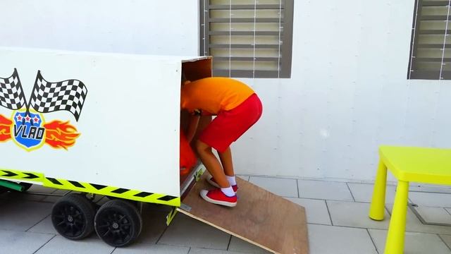 Vlad et Niki jouent aux jouets et fabriquent un t shirt géant смотреть онлайн