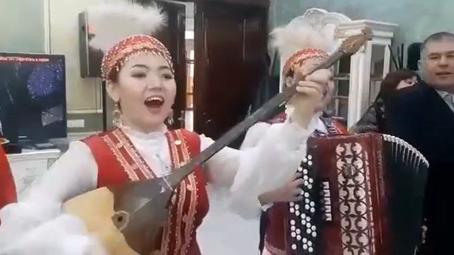 Алғыс әнінің домбырамен орындалуы смотреть онлайн