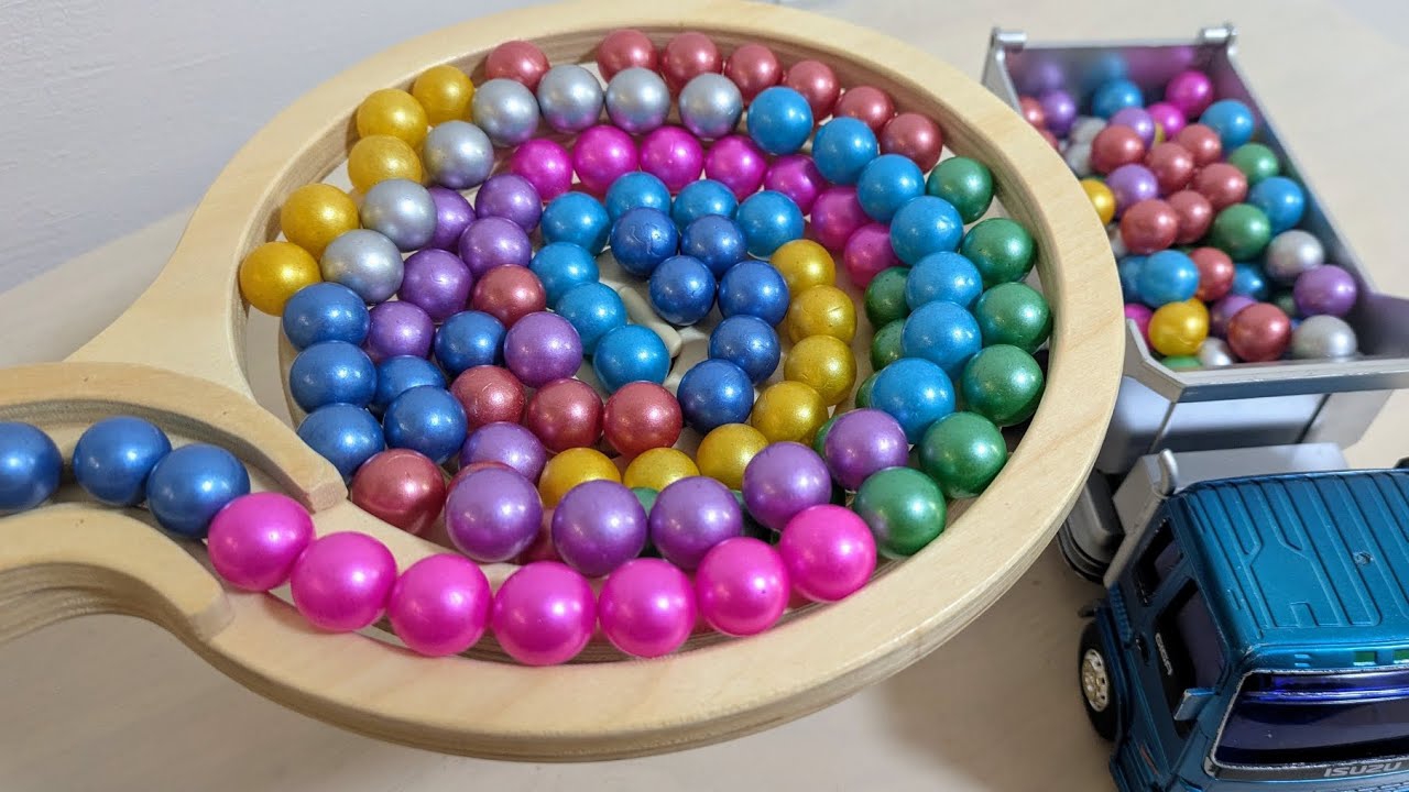 Играем в разноцветные шарики скатываем по лабиринту в большой машинку, детям
