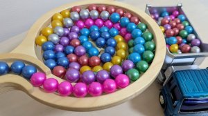 Играем в разноцветные шарики скатываем по лабиринту в большой машинку, детям